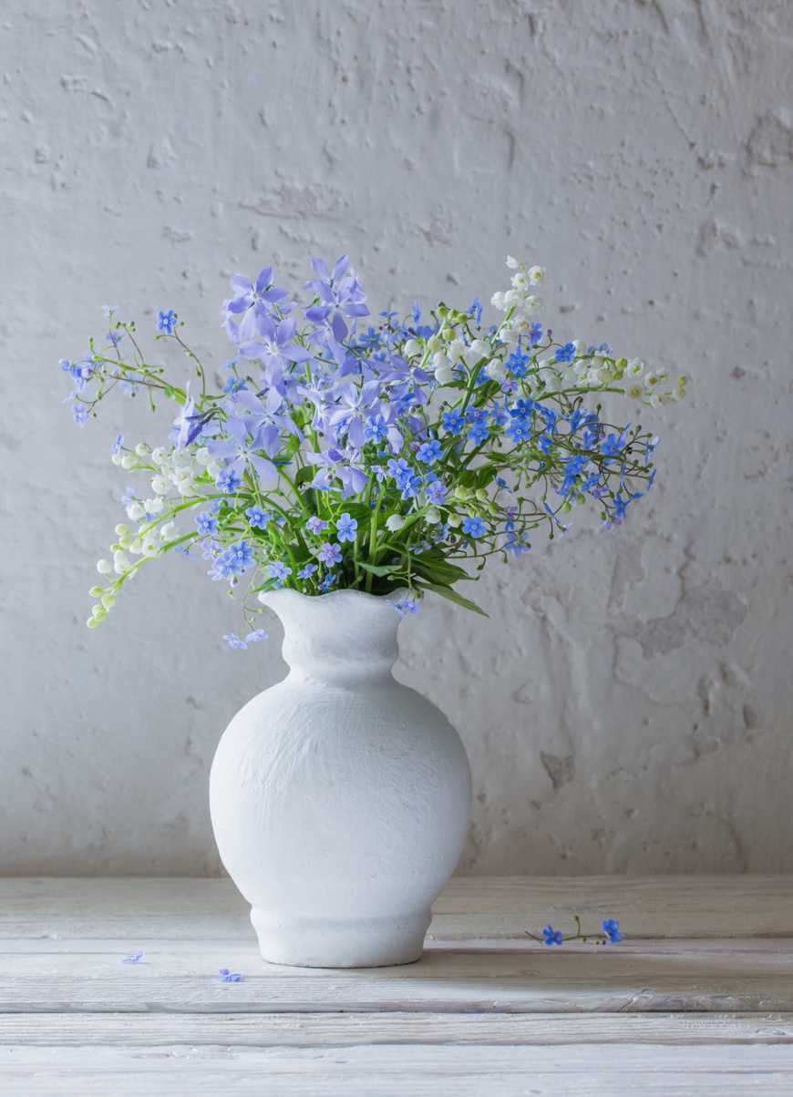 Upcycle vase with baking soda and powder paint